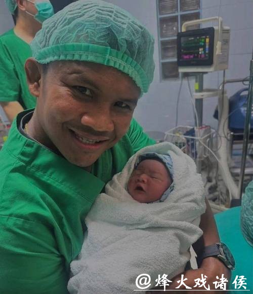 43岁泰拳传奇播求喜迎爱子，妻子罕见现身引发关注